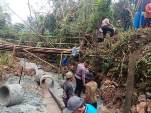 Sinergi untuk Negeri, Polres Trenggalek Bersama Warga Bangun Jembatan Merah Putih Presisi