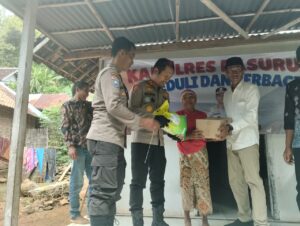 Polri Untuk Masyarakat : Kapolres Pasuruan Blusukan Salurkan Bansos untuk Warga