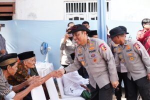 Sambut Hari Bhayangkara ke-80, Polri Bedah 80 Rumah Layak Huni, Bapak Usin (85) Kini Miliki Rumah Baru Berpanel Surya